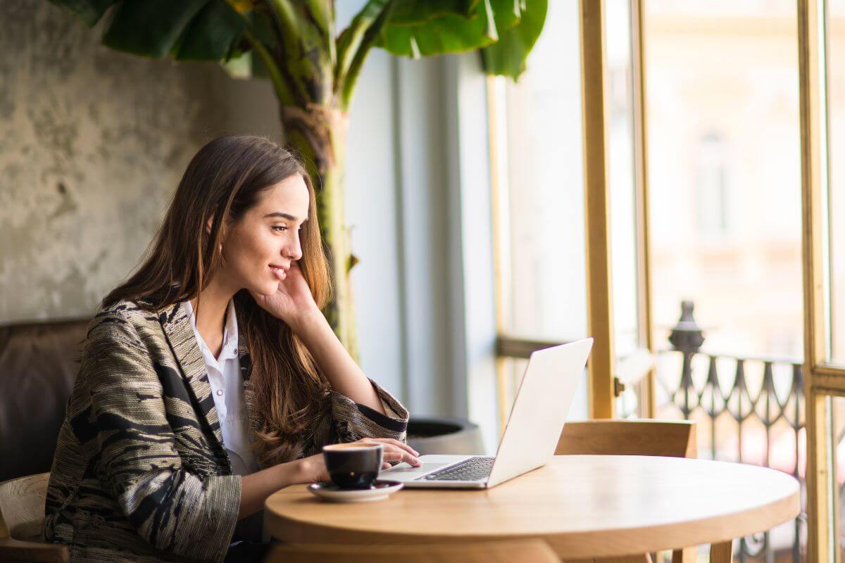 40 Best Apps for Business Travel Expenses, Bookings & More